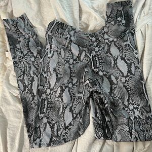 LiciFit🌺Grounded V-Cut Scrunch Leggings